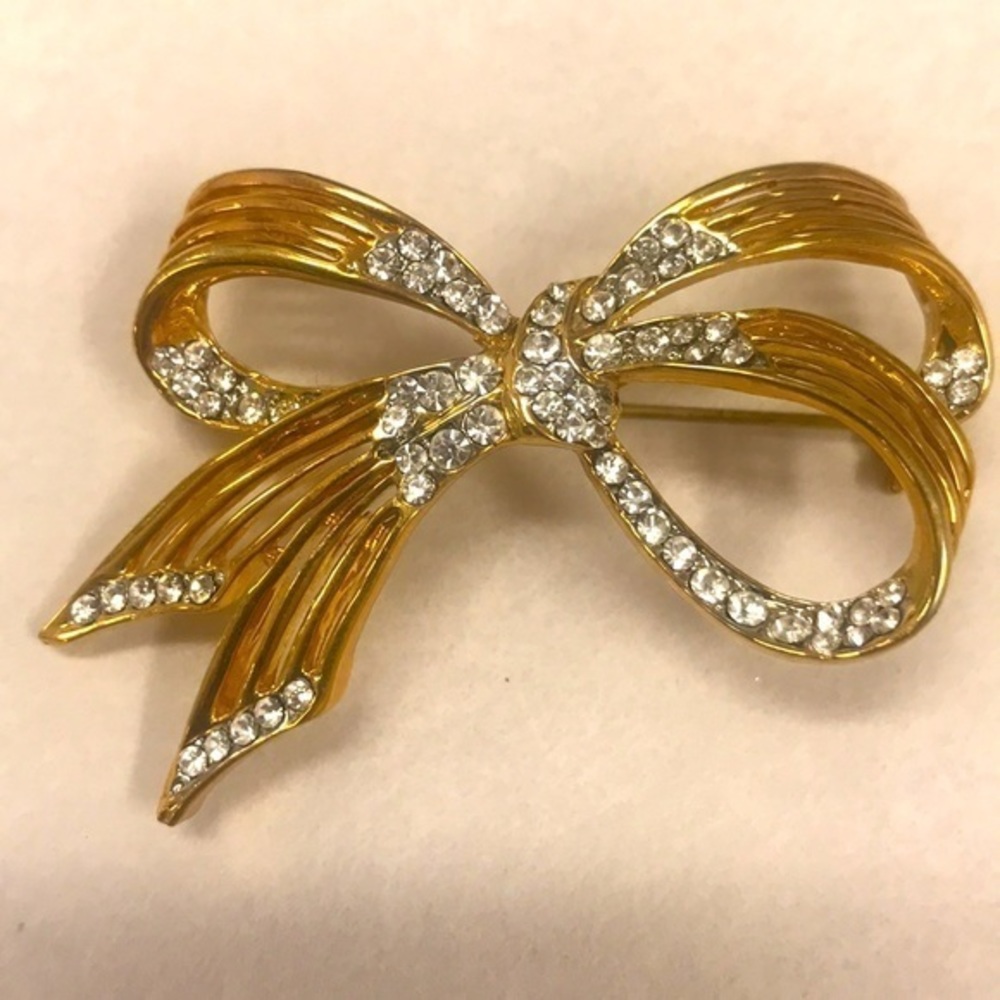 Beautiful Goldtone Bow with Rhinestones Brooch